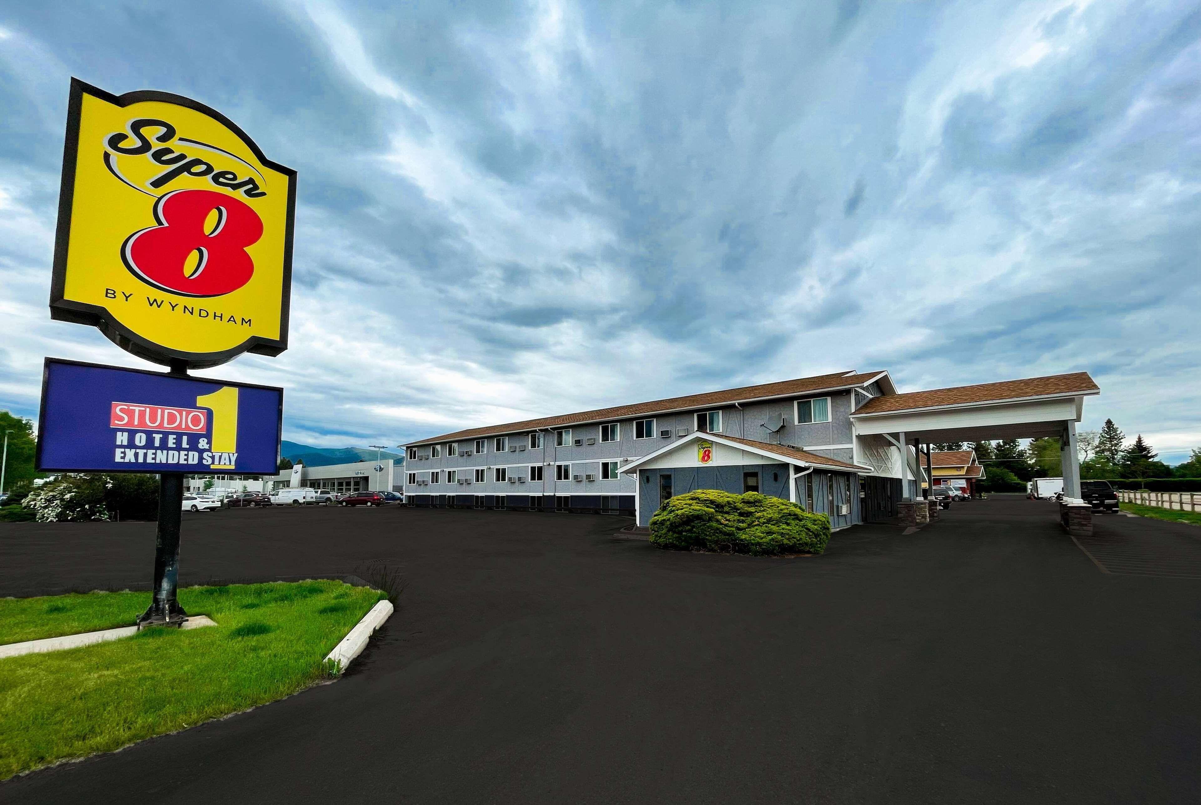 7 Airport-Friendly Hotels Close to Limelight Nightclub