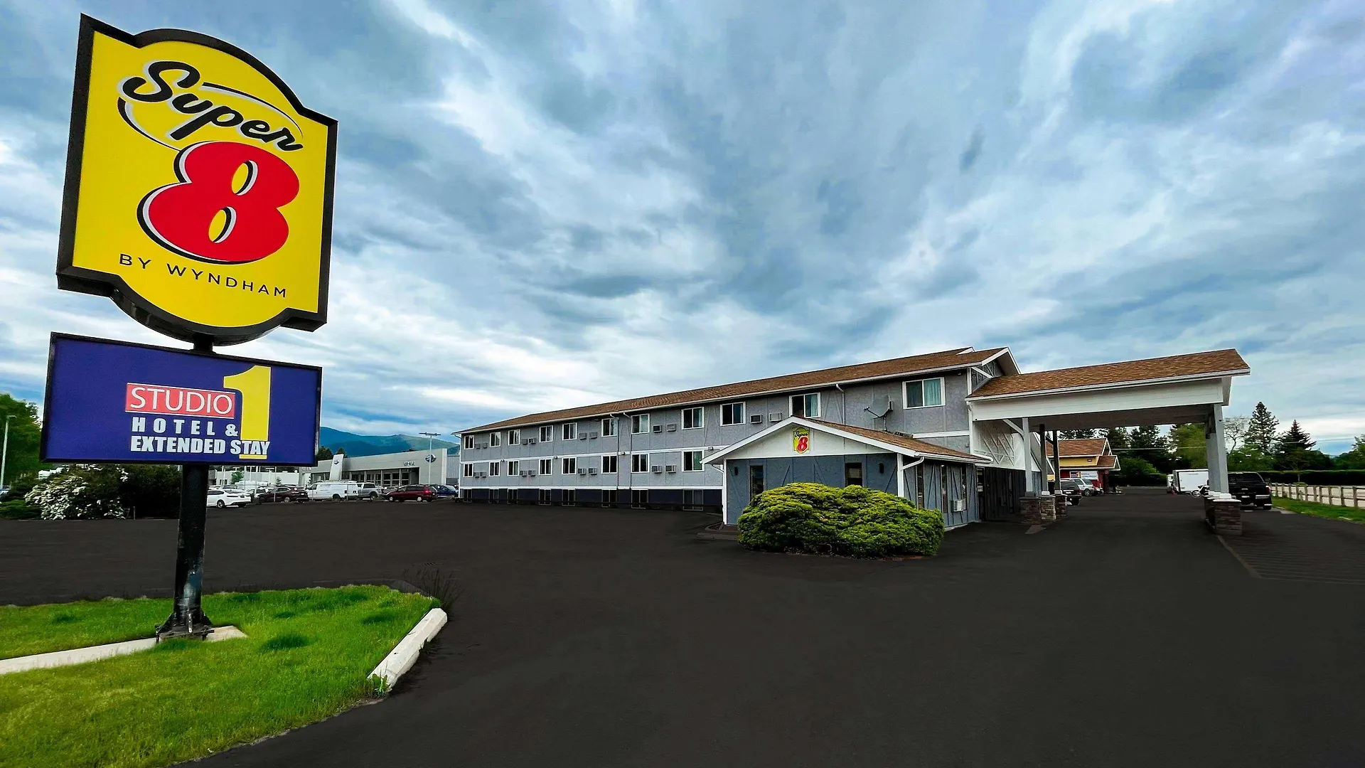 7 Airport-Friendly Hotels Close to Limelight Nightclub