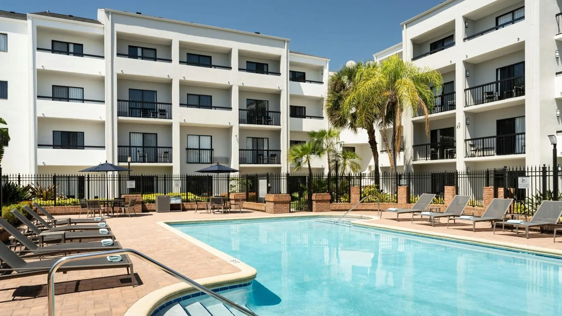 7 Smart Airport Hotels Near WestShore Plaza Worth Booking