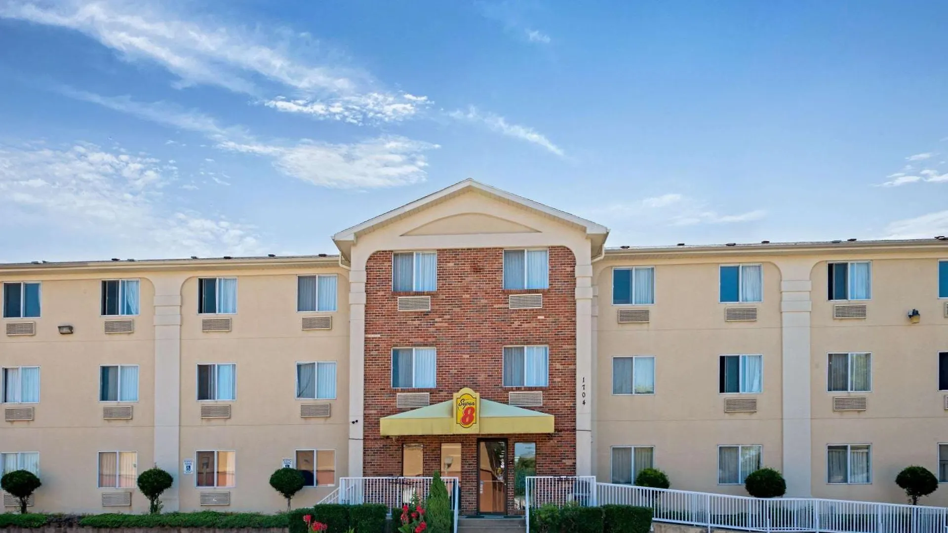 5 Cheap Hotels Near Twin Lakes Park for Budget Travelers