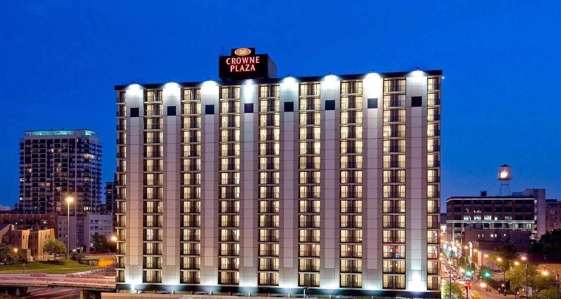 Where to Stay in West Loop: 7 Best Central Hotels