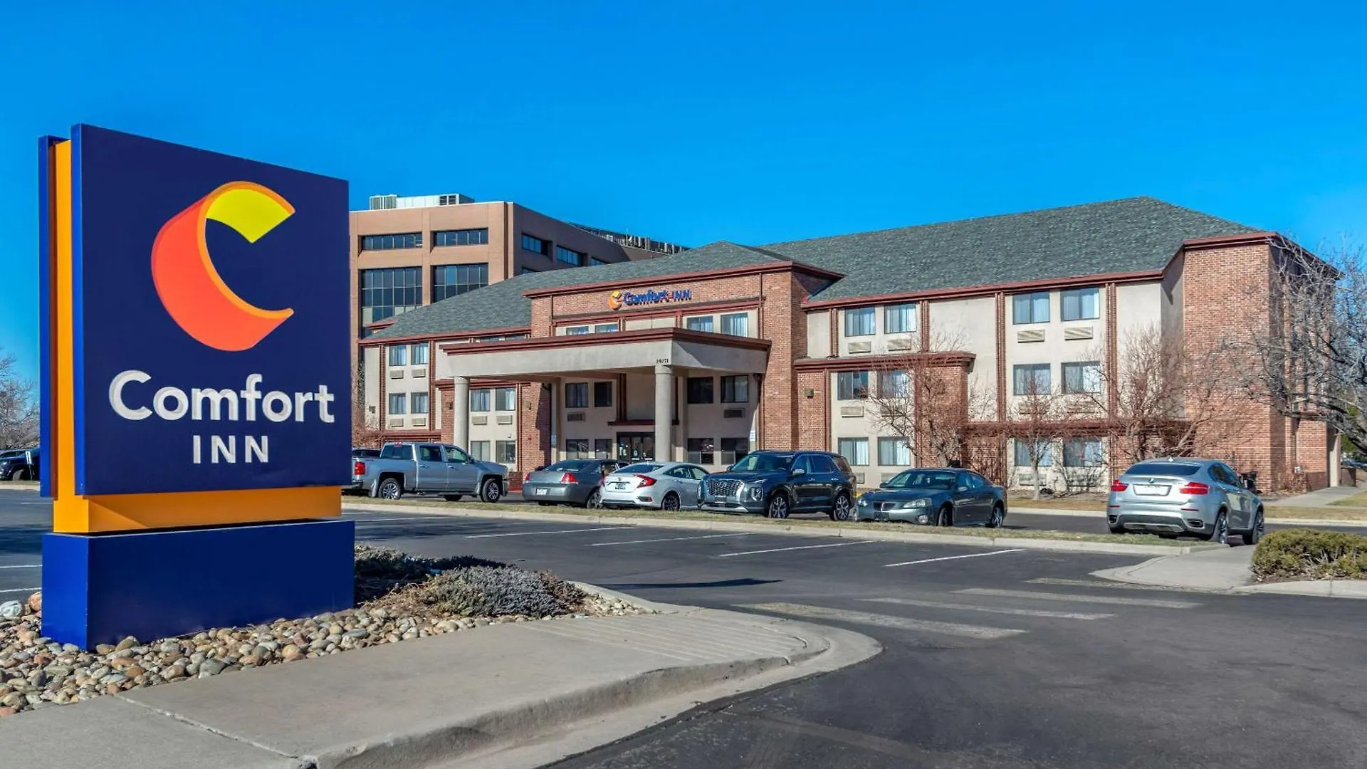 7 Business Hotels Near Mizel Museum of Judaica for Productive Stays