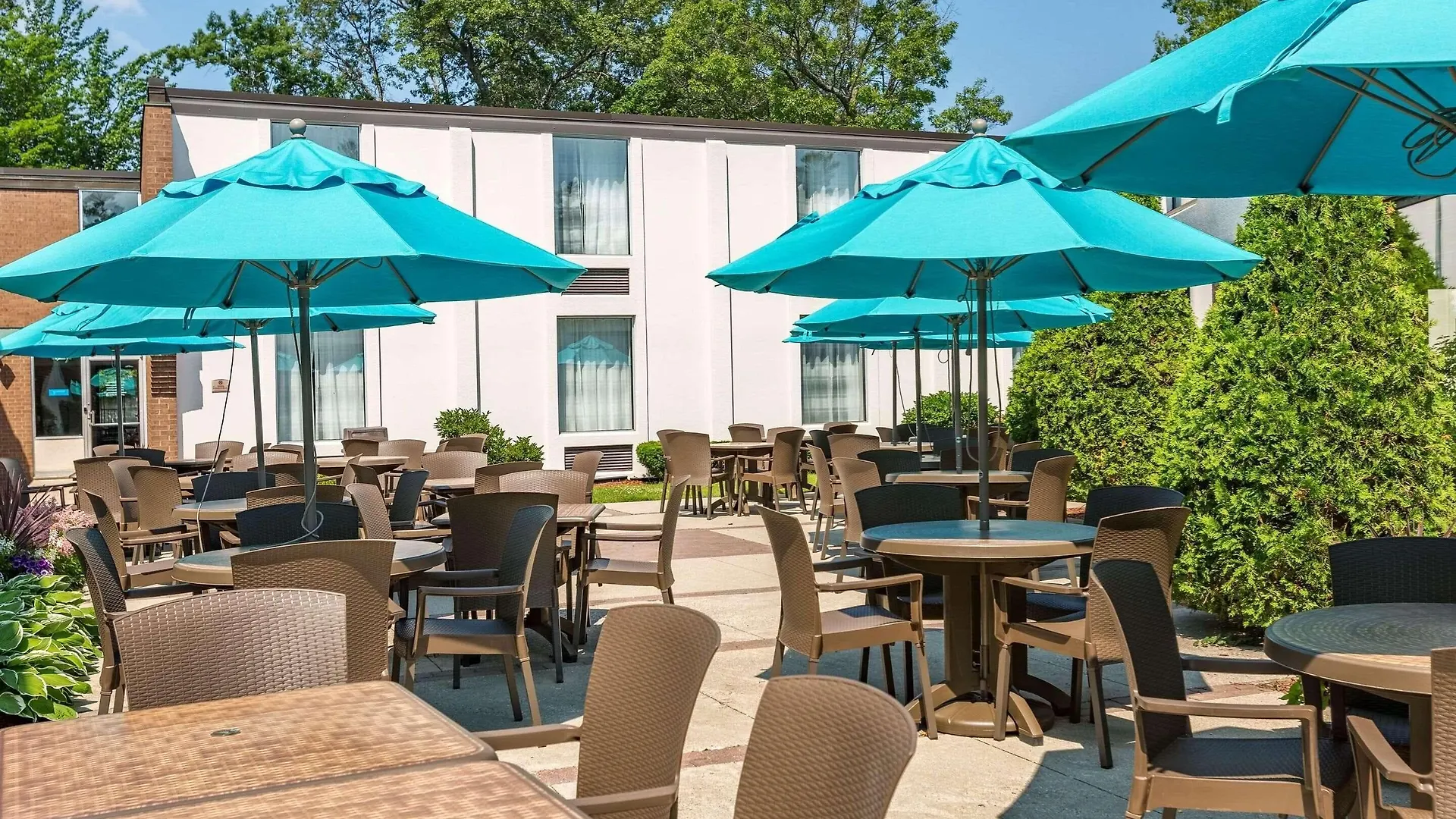 Where to Stay Near Pirate's Cove: 6 Airport Hotels in Traverse City