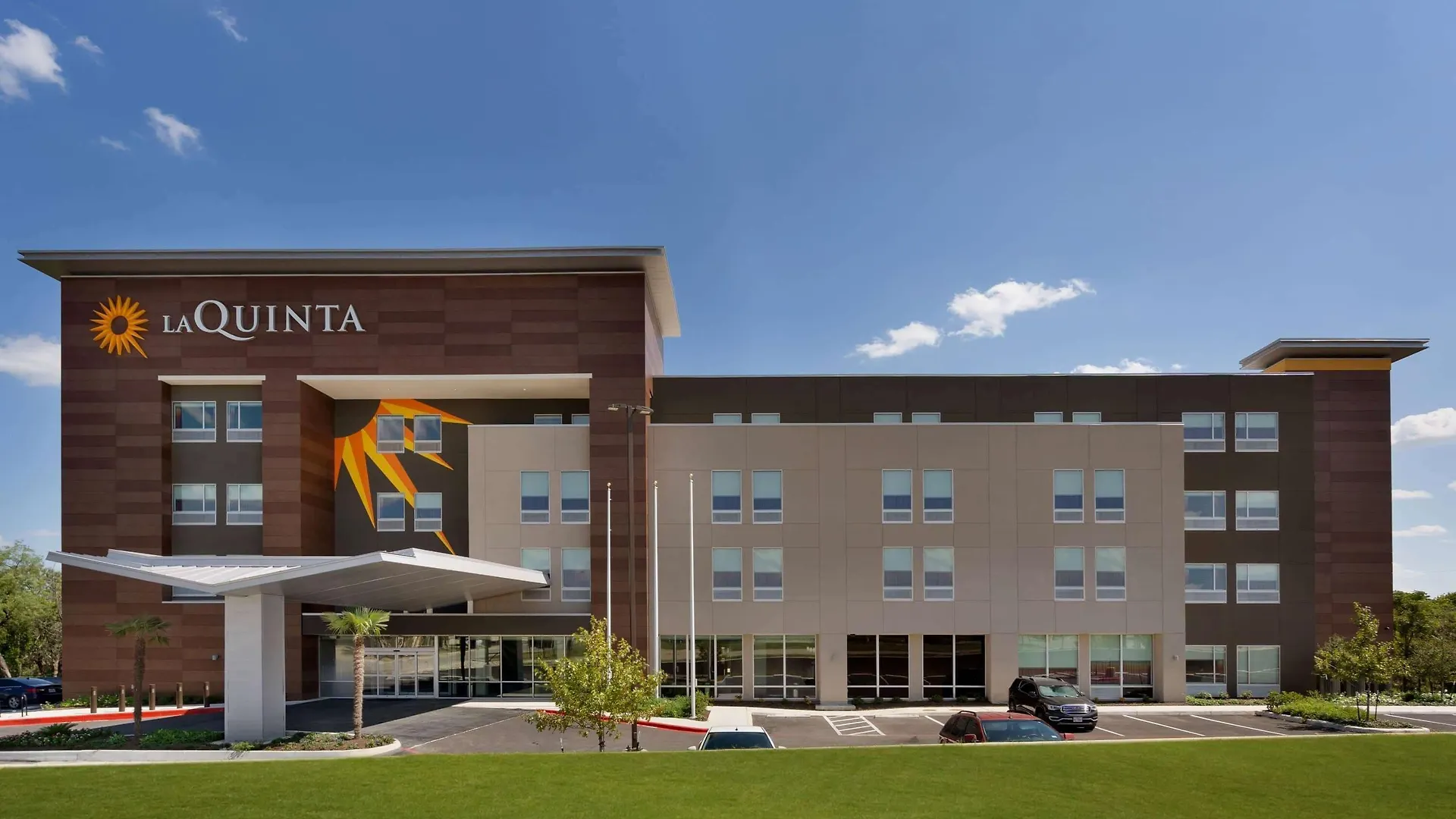 6 Business Hotels Near San Antonio Aquarium Worth Booking