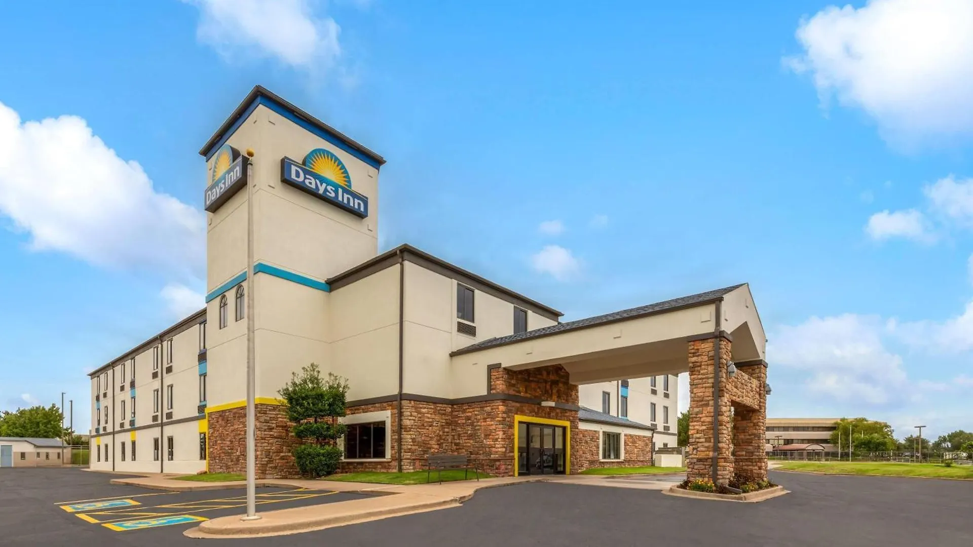 9 Exceptional Design Hotels Near LaFortune Park Worth Booking