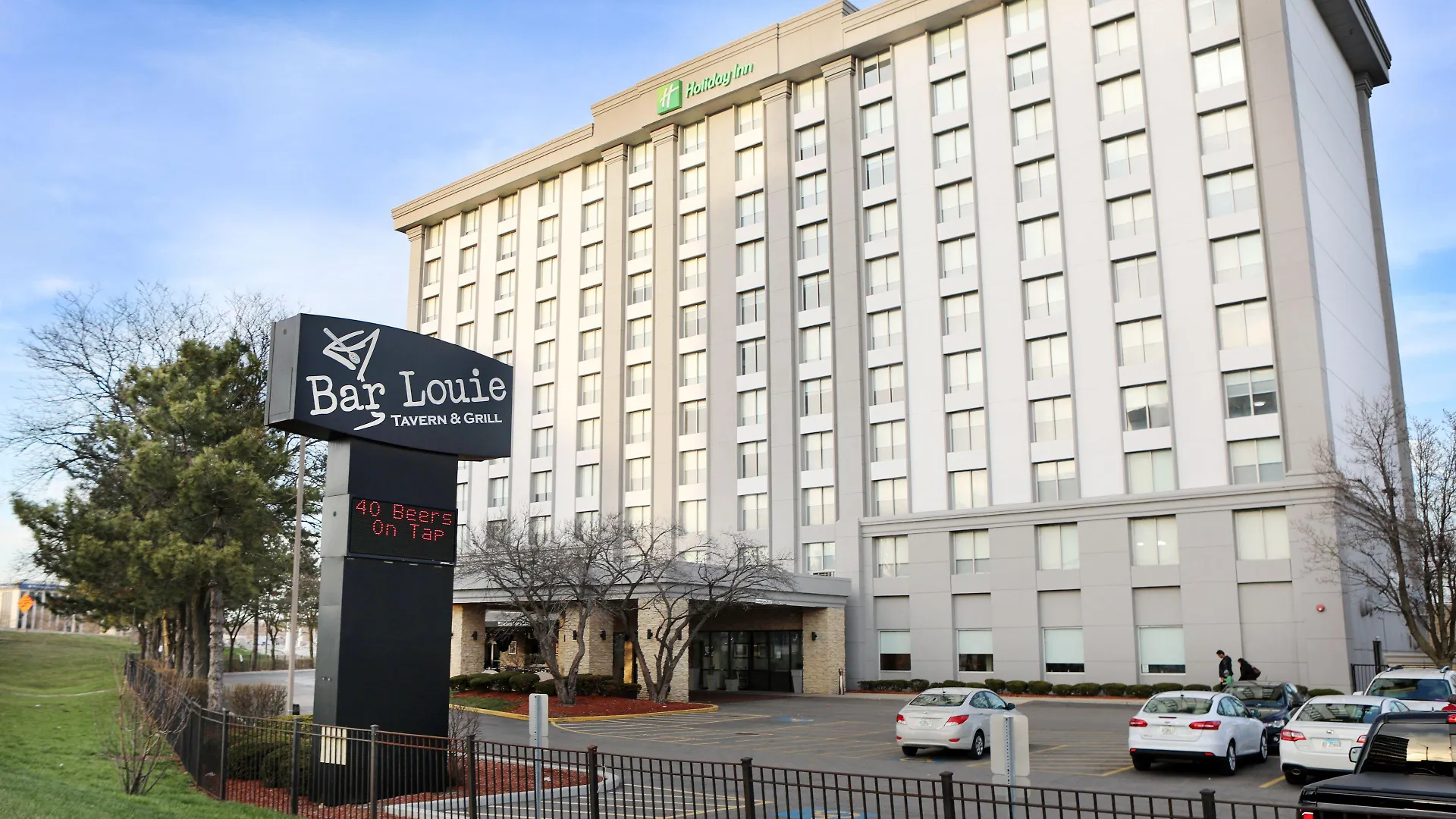 2 Airport Hotels Near Golf Mill Shopping Center That Deliver