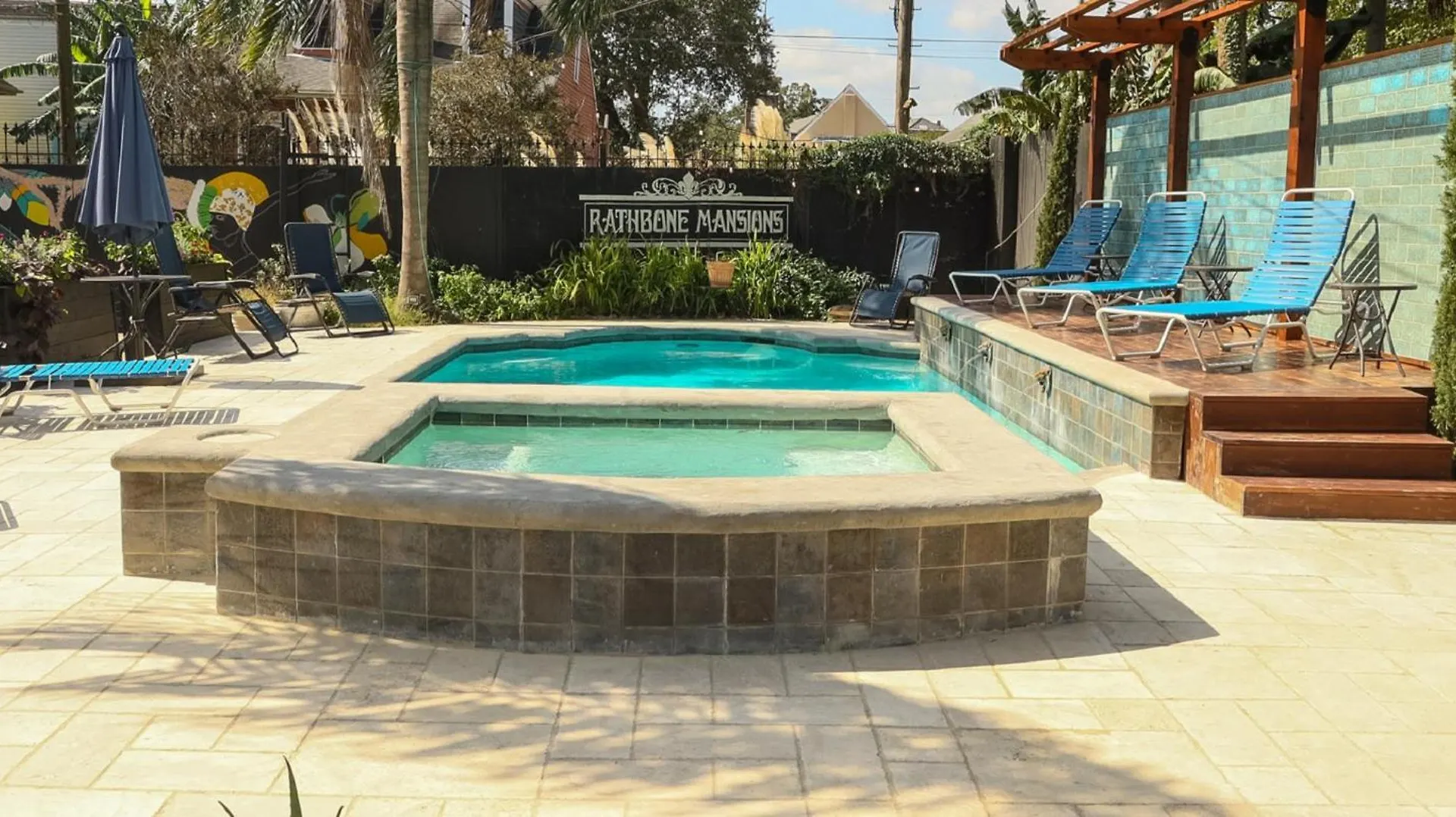 6 Central New Orleans Hotels Close to Fair Grounds Race Course