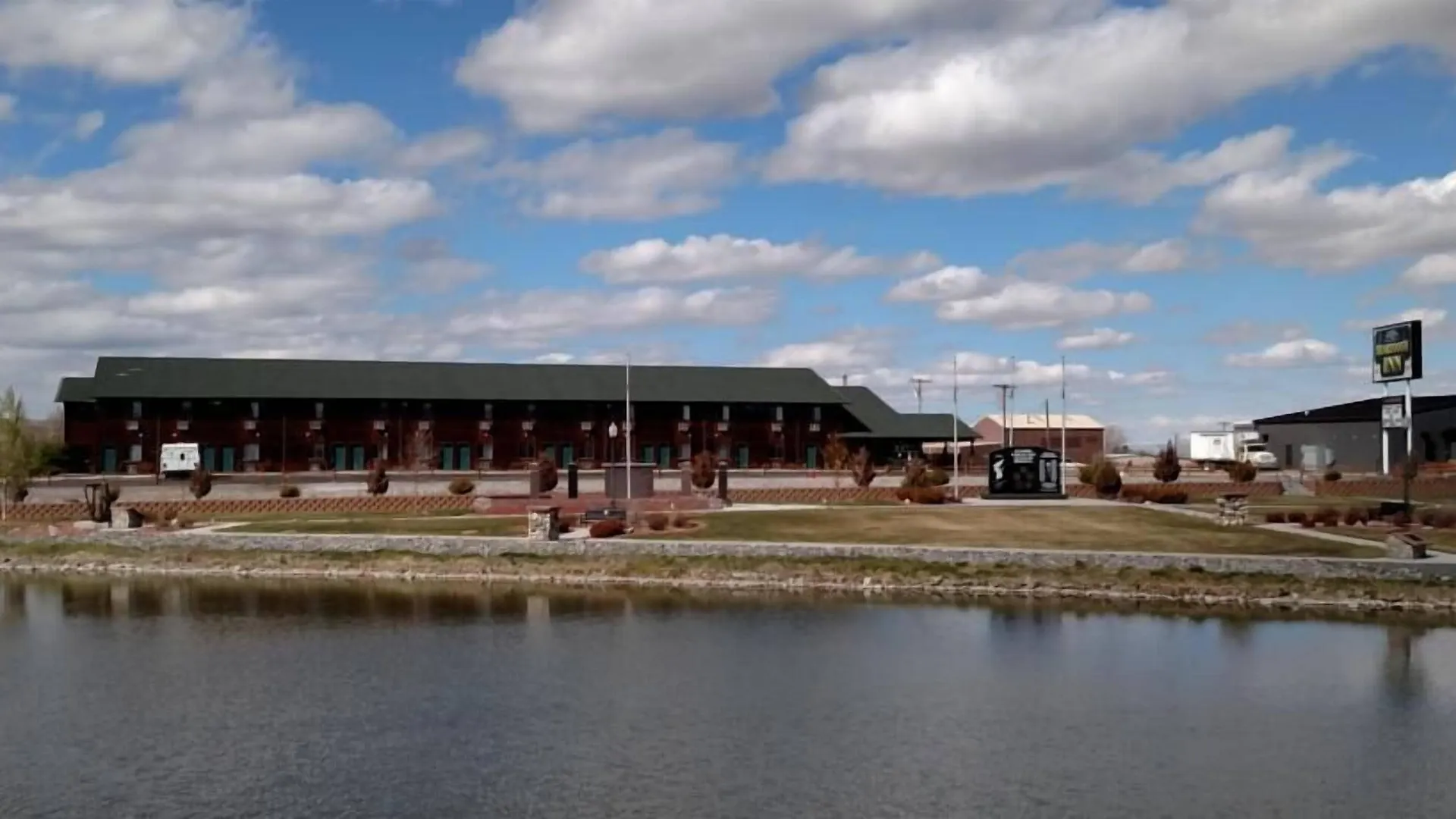 4 Smart Airport Hotels Near Cody Wildlife Exhibit