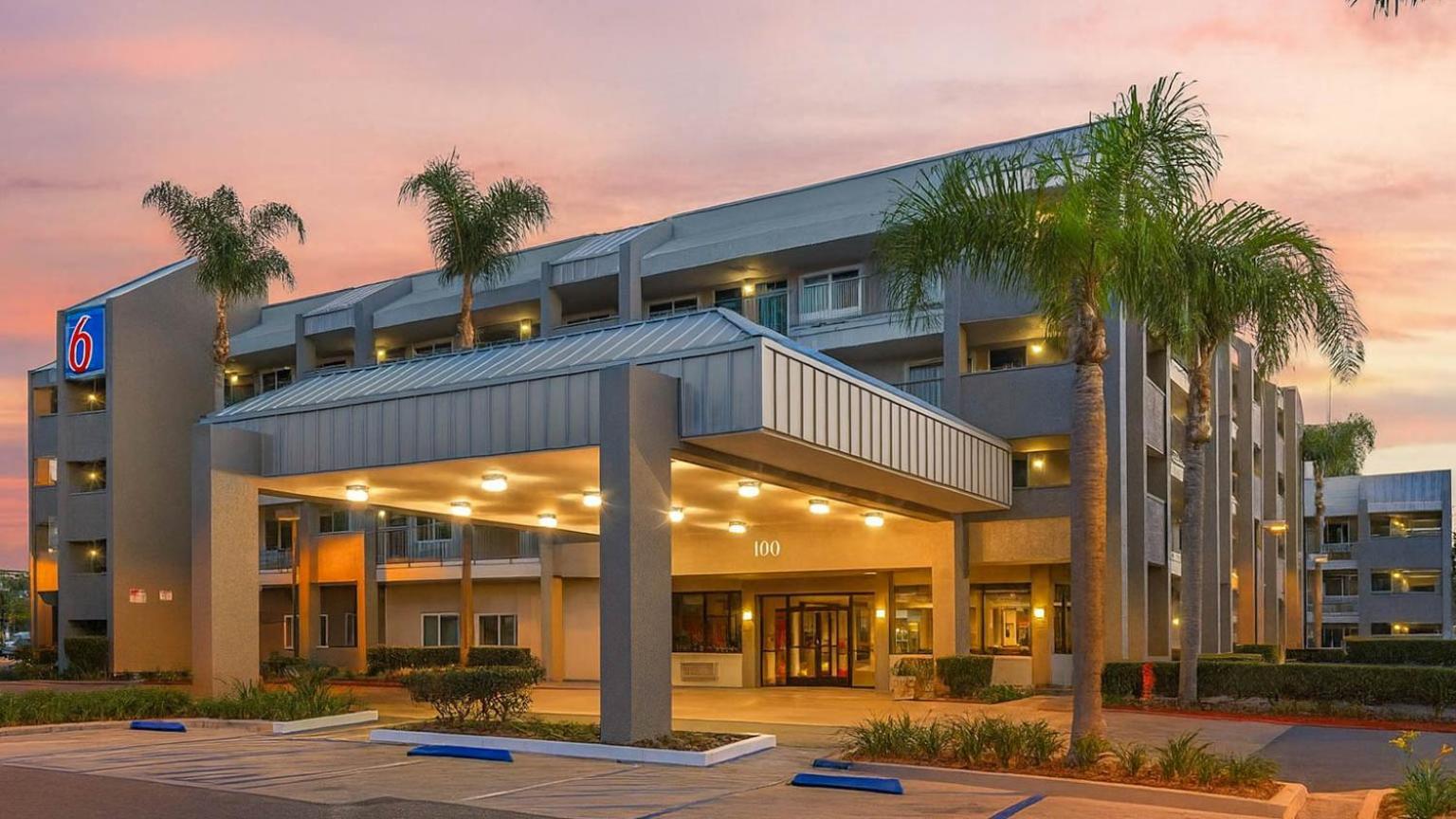 11 Budget Hotels Near Santa Ana Clg Infant Toddler Worth Booking