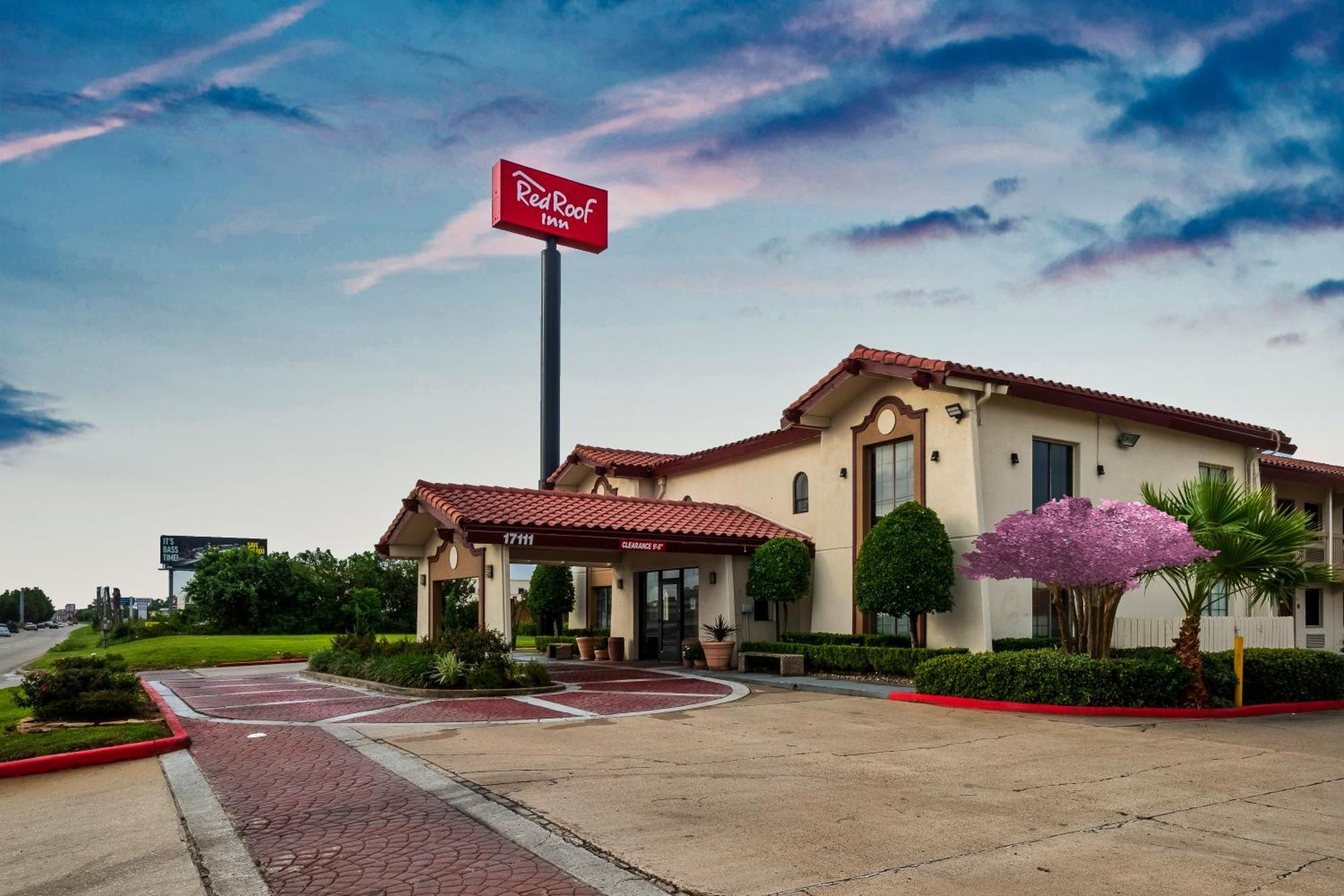 5 Budget Hotels Near Northwest Indoor Soccer Center for Smart Stays
