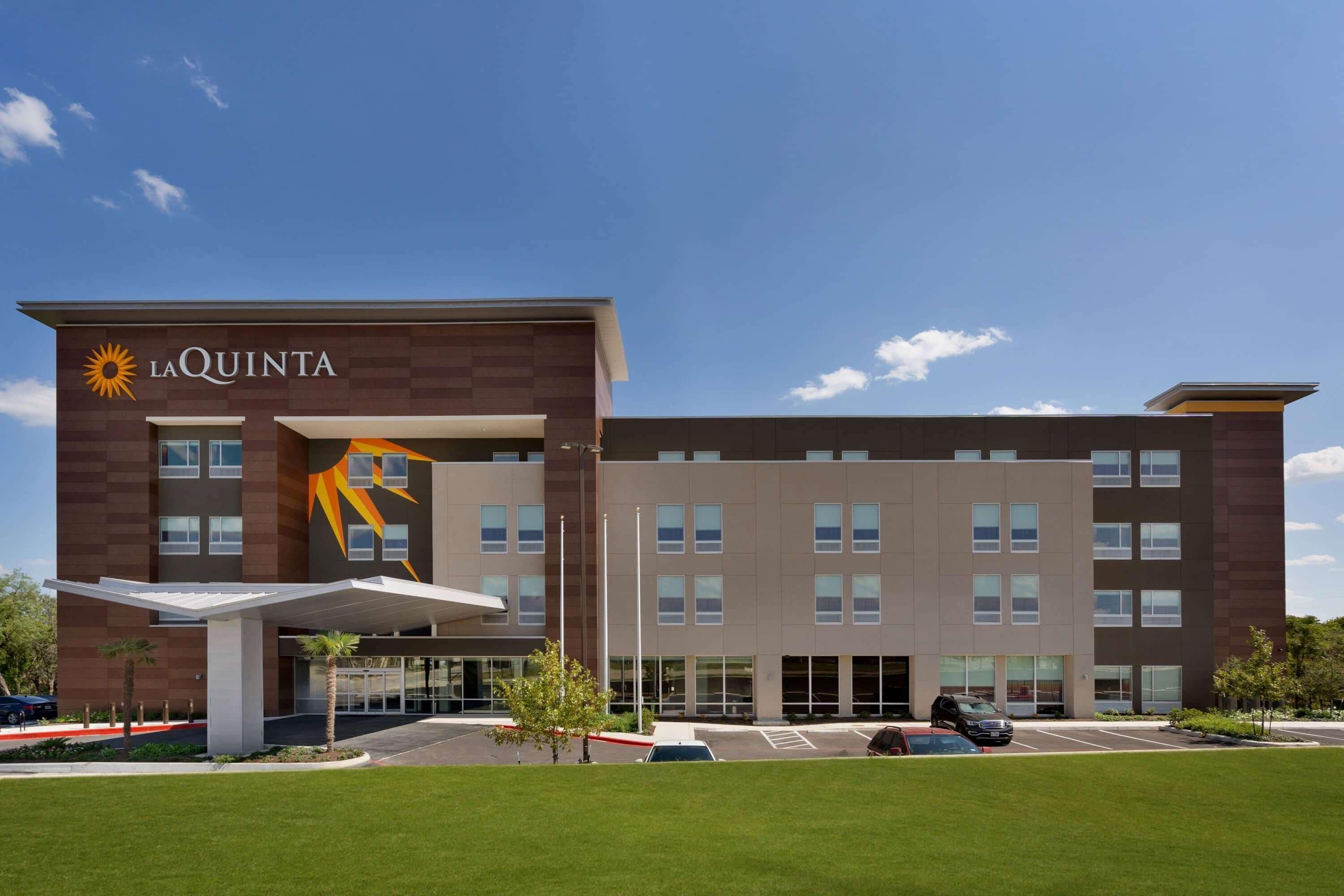 6 Business Hotels Near San Antonio Aquarium Worth Booking