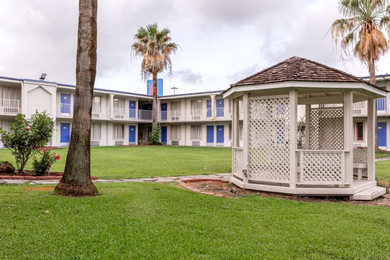 8 Smart Budget Hotels Near Orange Show Foundation to Book