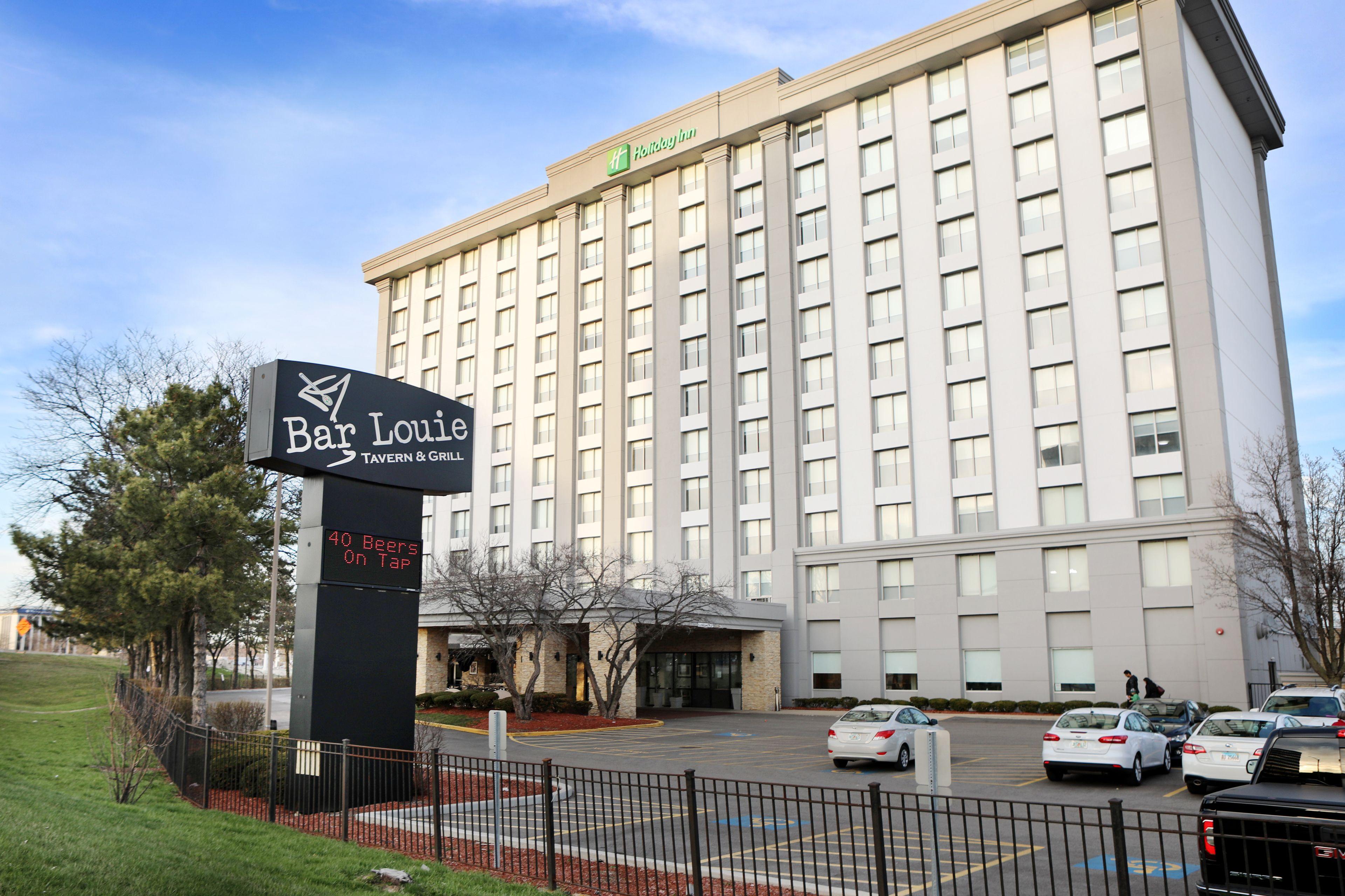 2 Airport Hotels Near Golf Mill Shopping Center That Deliver